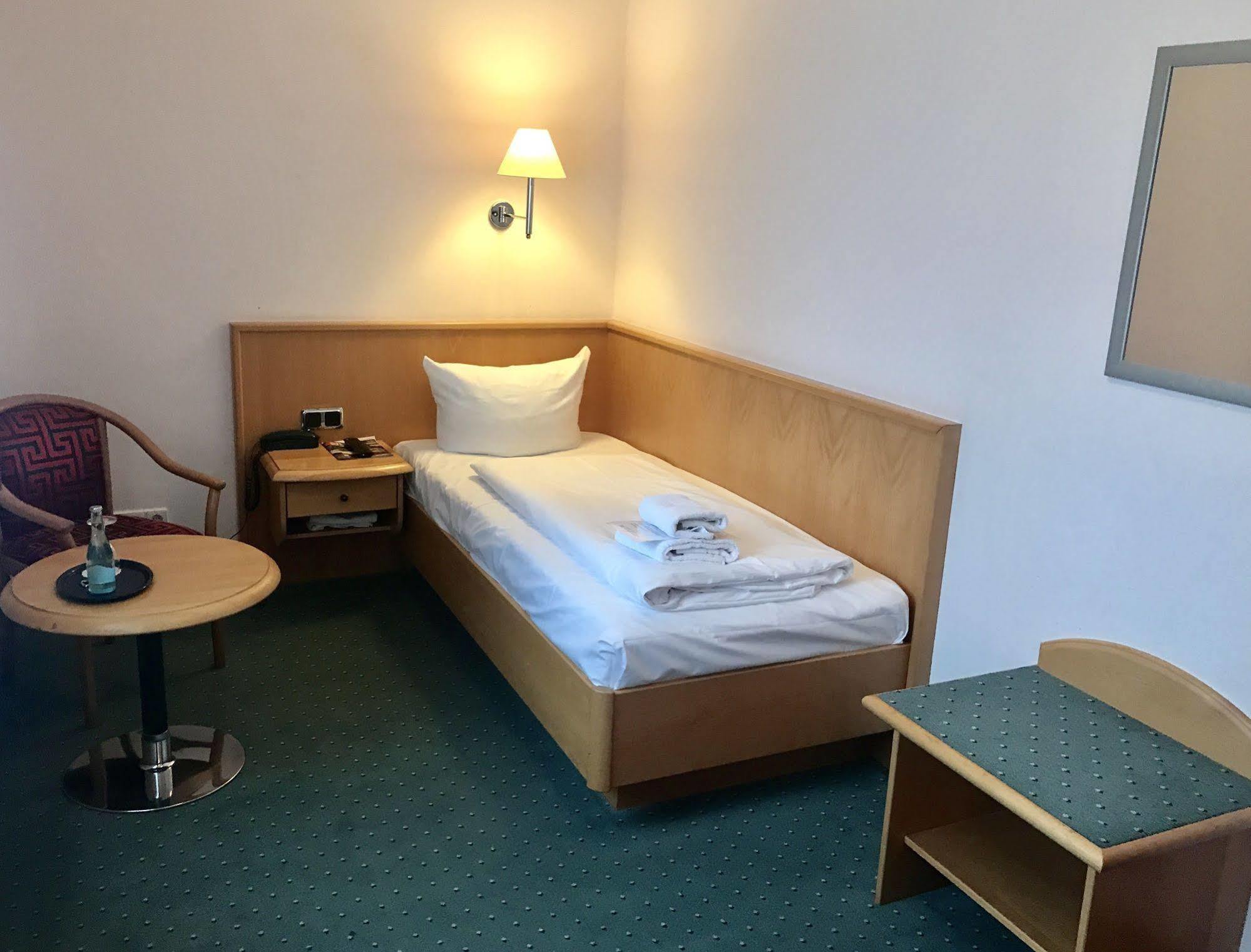 Hotel Berlin - Greenline Hotel Цоссен Экстерьер фото