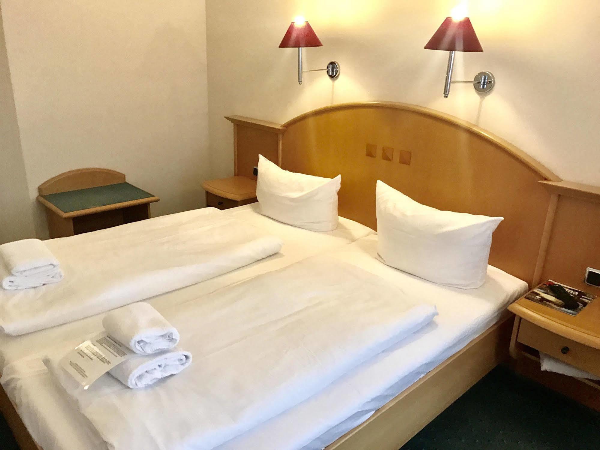 Hotel Berlin - Greenline Hotel Цоссен Экстерьер фото
