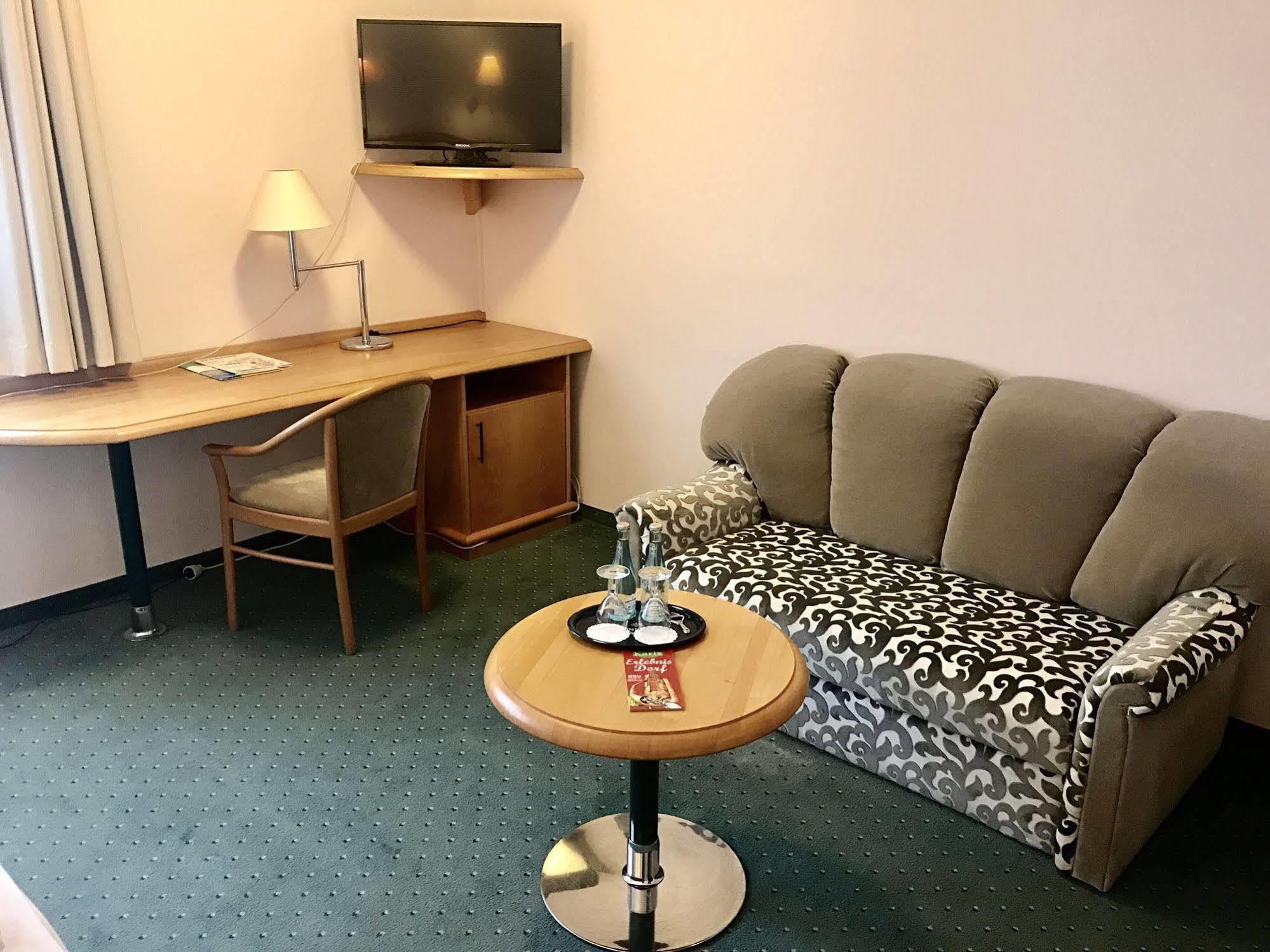 Hotel Berlin - Greenline Hotel Цоссен Экстерьер фото